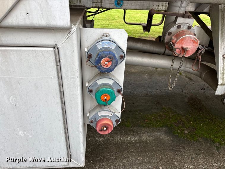 image for item FG0386 1988 Youngs Tank A-000 tank trailer