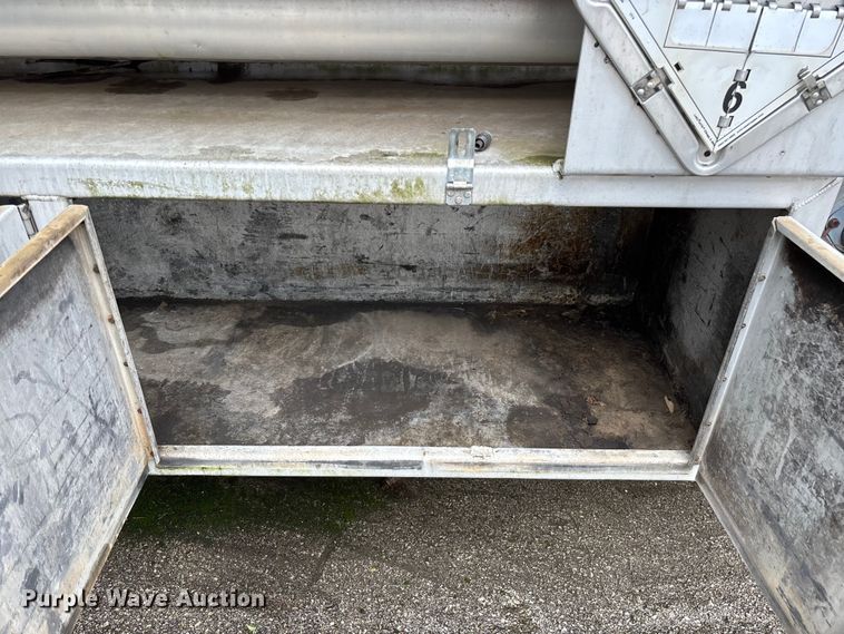 image for item FG0386 1988 Youngs Tank A-000 tank trailer
