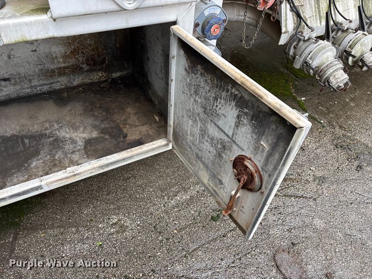 image for item FG0386 1988 Youngs Tank A-000 tank trailer