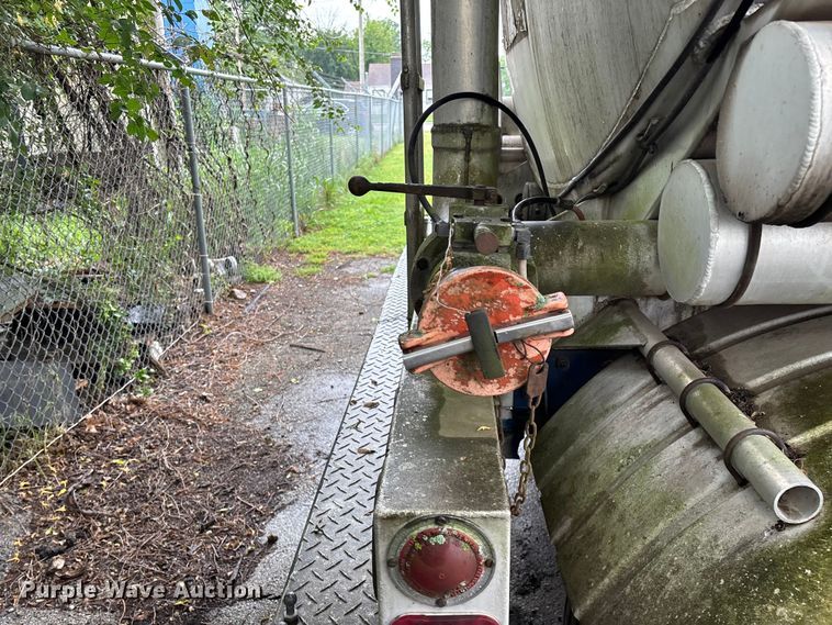 image for item FG0386 1988 Youngs Tank A-000 tank trailer
