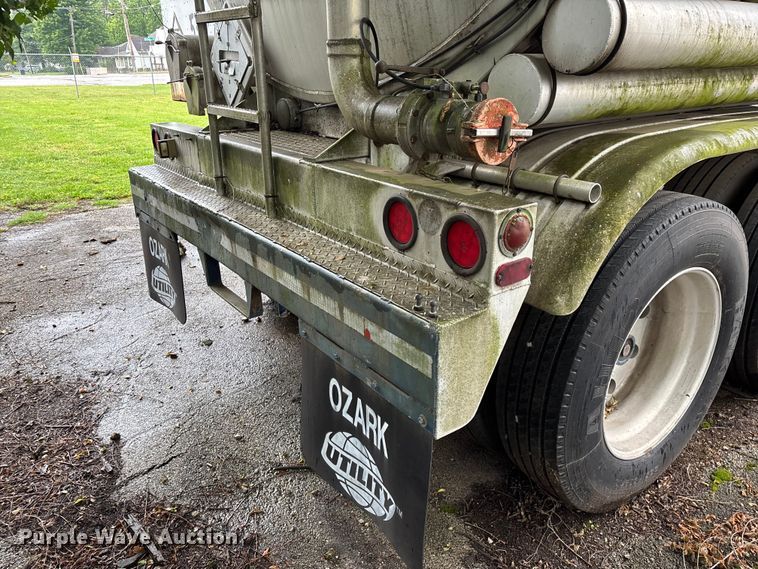 image for item FG0386 1988 Youngs Tank A-000 tank trailer