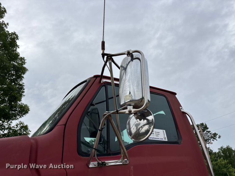 image for item FG0390 2005 Sterling A9500 semi truck