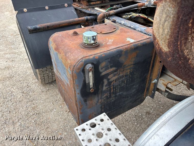 image for item FG0390 2005 Sterling A9500 semi truck