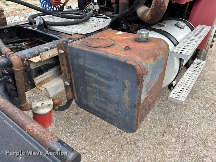 image for item FG0390 2005 Sterling A9500 semi truck