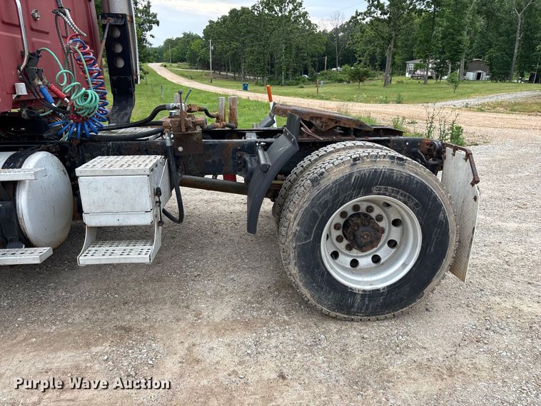 image for item FG0390 2005 Sterling A9500 semi truck