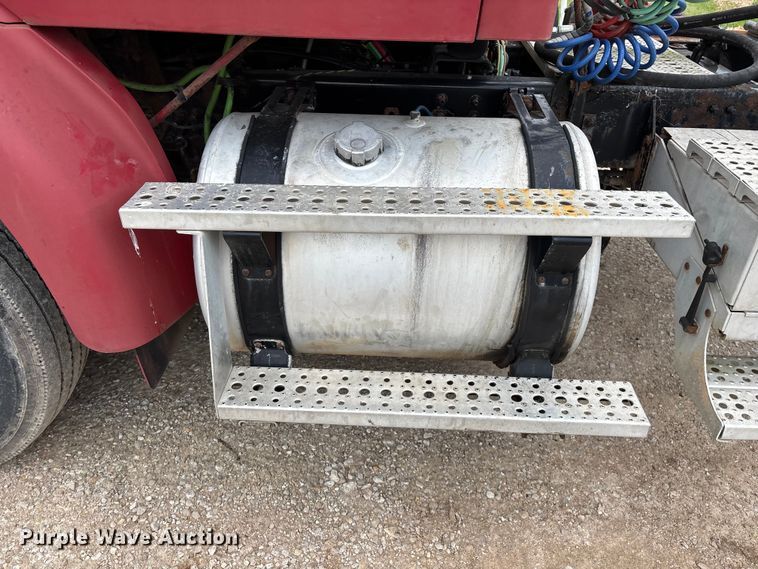 image for item FG0390 2005 Sterling A9500 semi truck