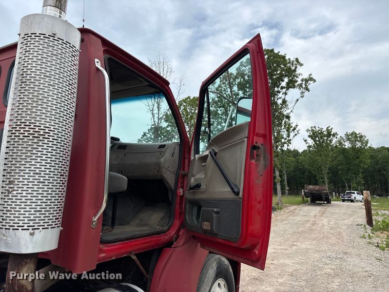 image for item FG0390 2005 Sterling A9500 semi truck