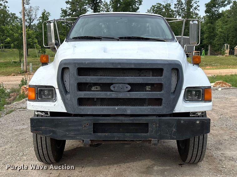 image for item FG0392 2004 Ford F650 Super Duty truck cab and chassis