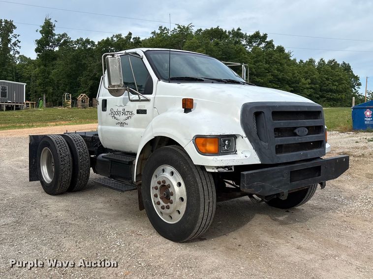 image for item FG0392 2004 Ford F650 Super Duty truck cab and chassis