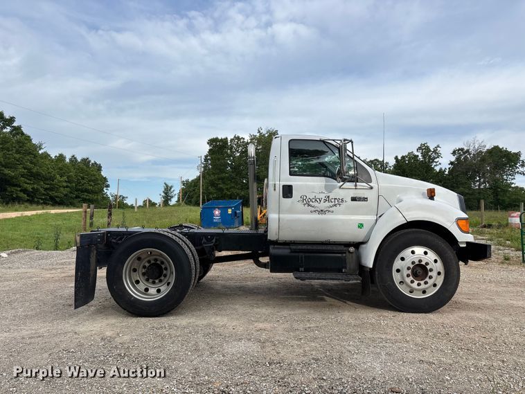 image for item FG0392 2004 Ford F650 Super Duty truck cab and chassis