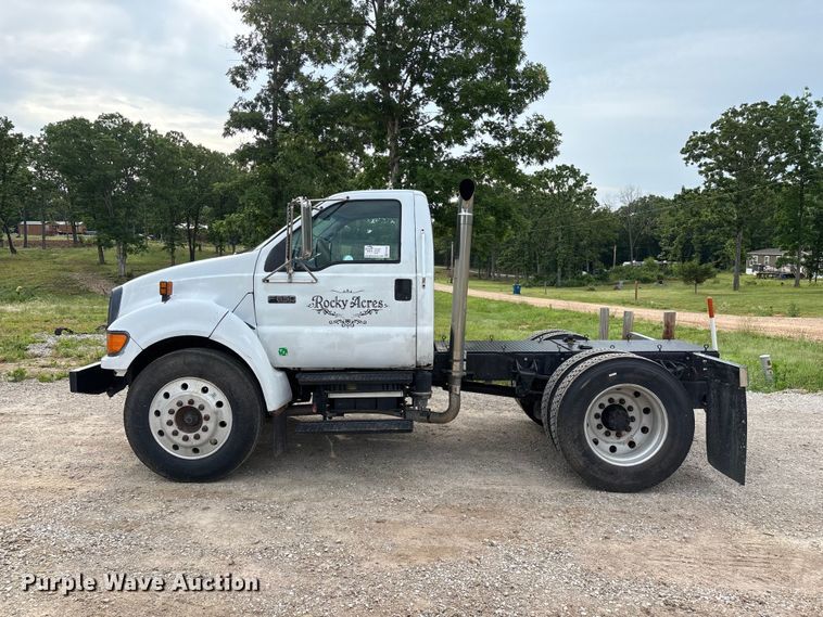 image for item FG0392 2004 Ford F650 Super Duty truck cab and chassis