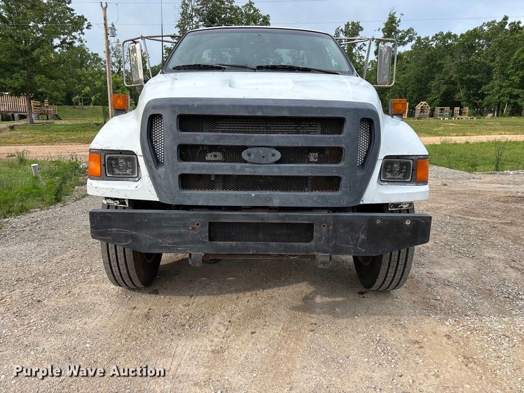 image for item FG0392 2004 Ford F650 Super Duty truck cab and chassis
