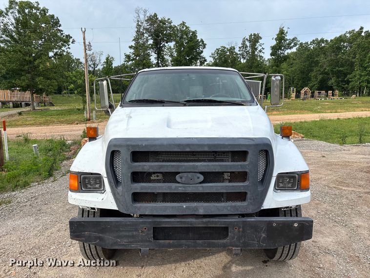 image for item FG0392 2004 Ford F650 Super Duty truck cab and chassis