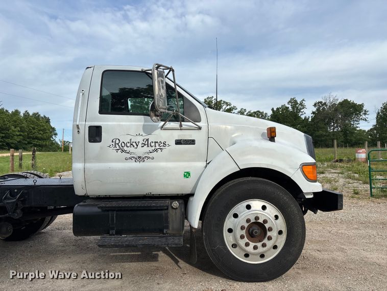 image for item FG0392 2004 Ford F650 Super Duty truck cab and chassis
