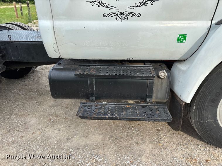 image for item FG0392 2004 Ford F650 Super Duty truck cab and chassis