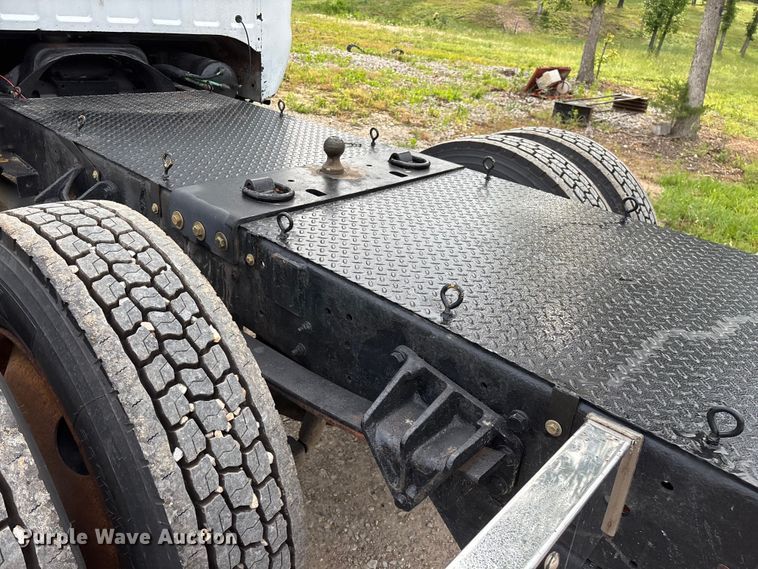 image for item FG0392 2004 Ford F650 Super Duty truck cab and chassis