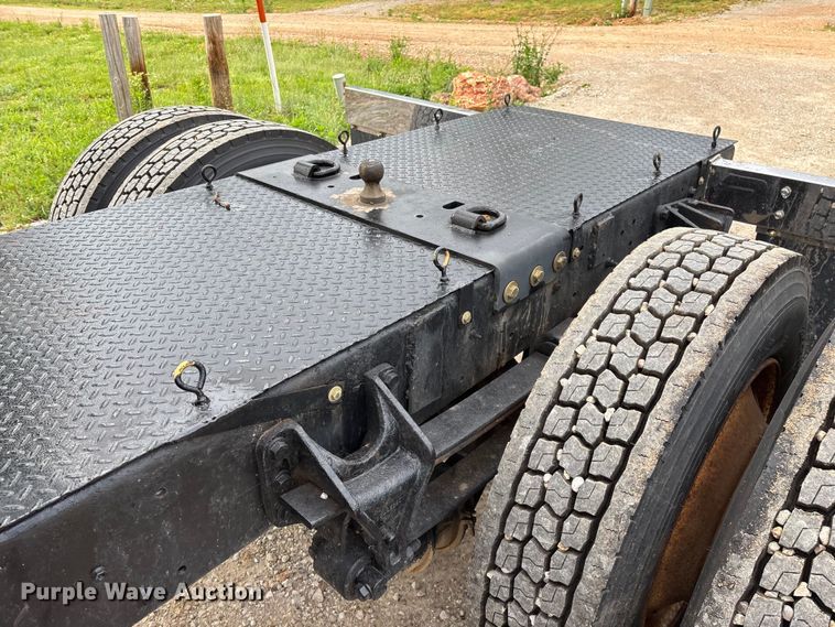image for item FG0392 2004 Ford F650 Super Duty truck cab and chassis