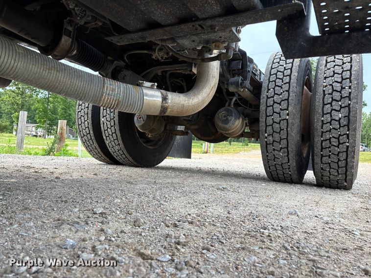 image for item FG0392 2004 Ford F650 Super Duty truck cab and chassis