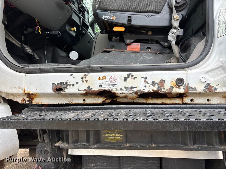 image for item FG0392 2004 Ford F650 Super Duty truck cab and chassis
