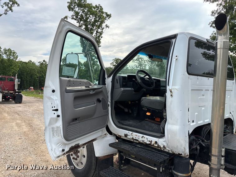 image for item FG0392 2004 Ford F650 Super Duty truck cab and chassis