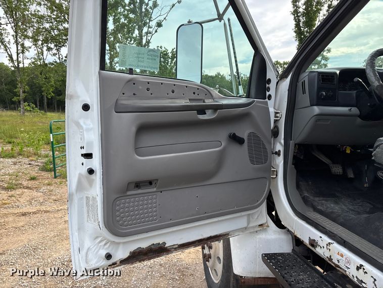 image for item FG0392 2004 Ford F650 Super Duty truck cab and chassis