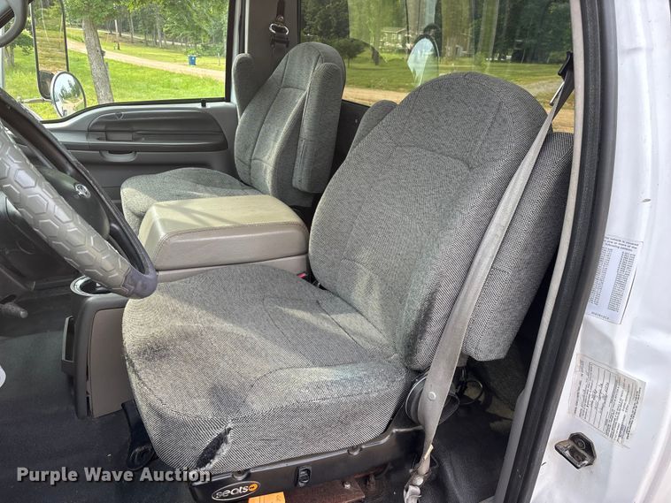 image for item FG0392 2004 Ford F650 Super Duty truck cab and chassis