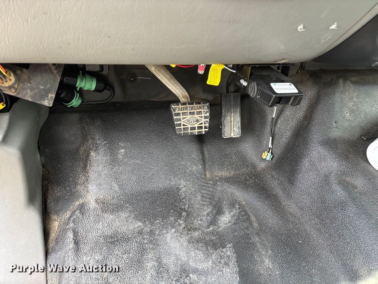 image for item FG0392 2004 Ford F650 Super Duty truck cab and chassis