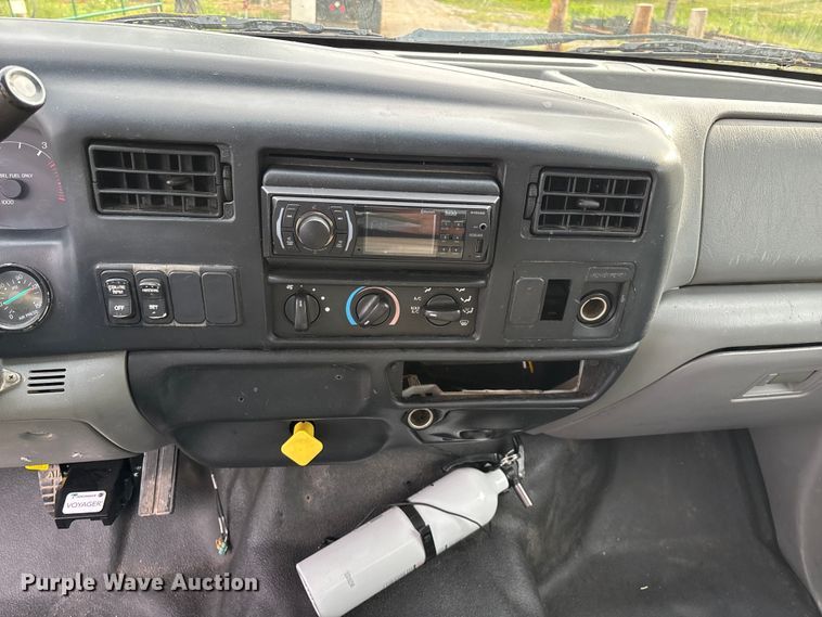image for item FG0392 2004 Ford F650 Super Duty truck cab and chassis