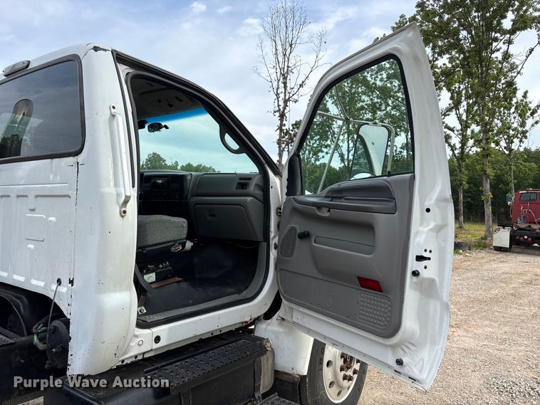 image for item FG0392 2004 Ford F650 Super Duty truck cab and chassis