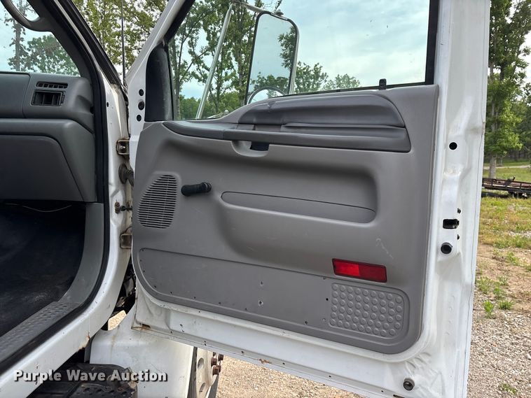 image for item FG0392 2004 Ford F650 Super Duty truck cab and chassis