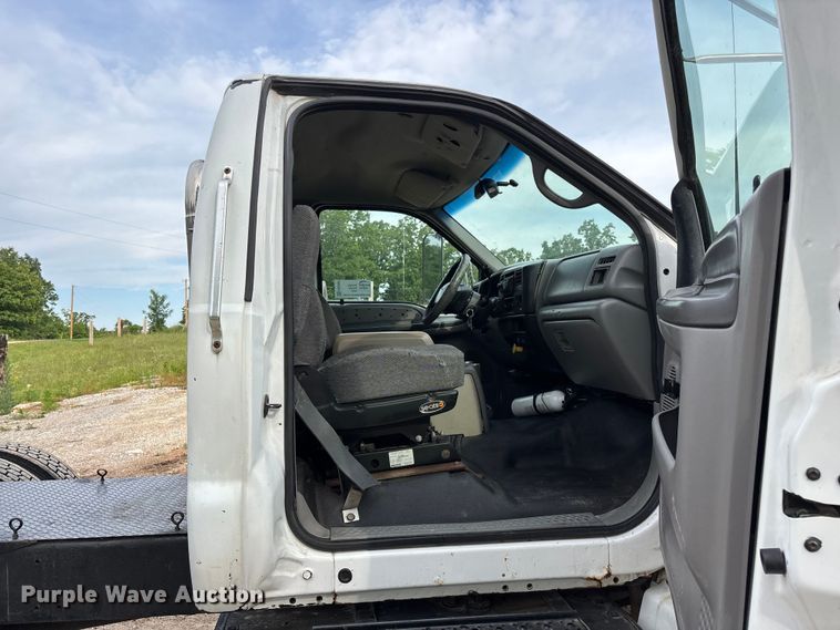 image for item FG0392 2004 Ford F650 Super Duty truck cab and chassis