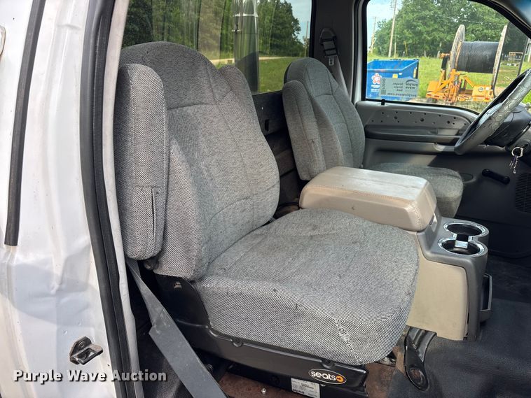 image for item FG0392 2004 Ford F650 Super Duty truck cab and chassis