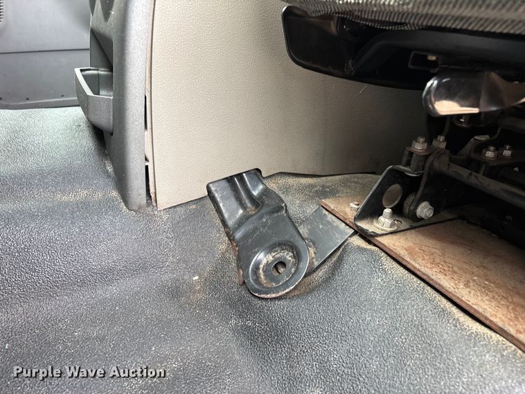 image for item FG0392 2004 Ford F650 Super Duty truck cab and chassis