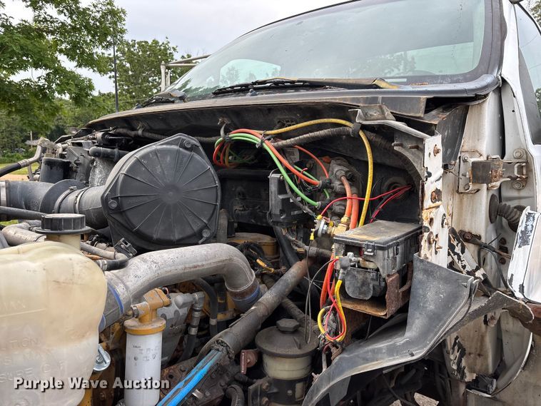 image for item FG0392 2004 Ford F650 Super Duty truck cab and chassis