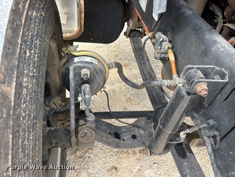 image for item FG0392 2004 Ford F650 Super Duty truck cab and chassis