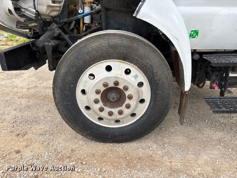 image for item FG0392 2004 Ford F650 Super Duty truck cab and chassis