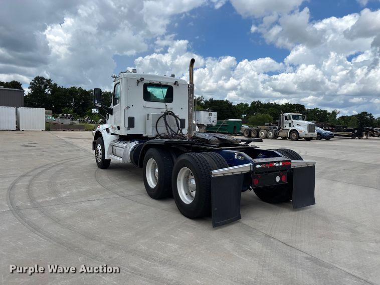 image for item FG0423 2016 Peterbilt 567 semi truck