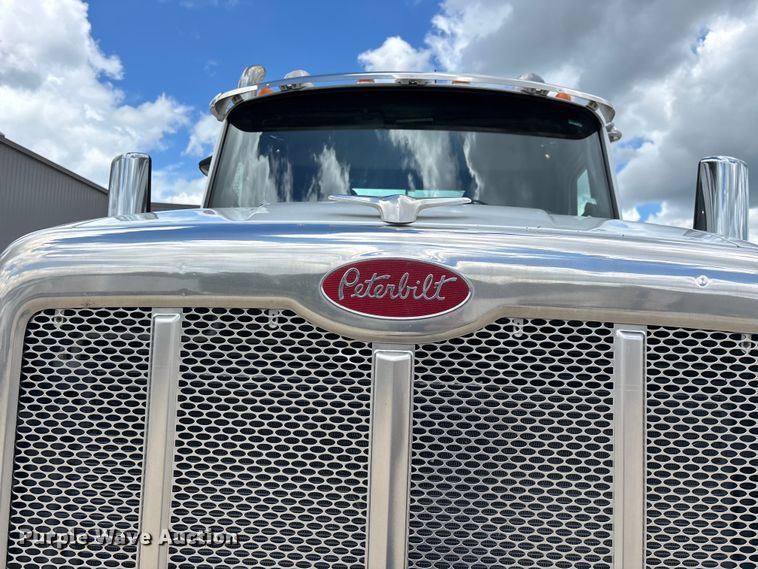image for item FG0423 2016 Peterbilt 567 semi truck
