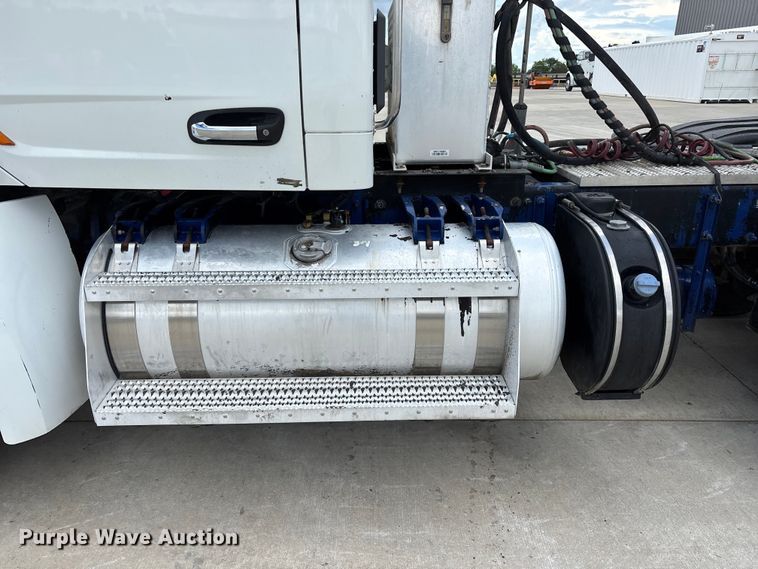 image for item FG0423 2016 Peterbilt 567 semi truck