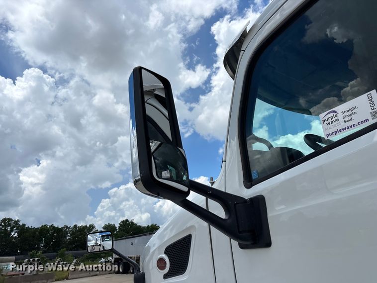 image for item FG0423 2016 Peterbilt 567 semi truck
