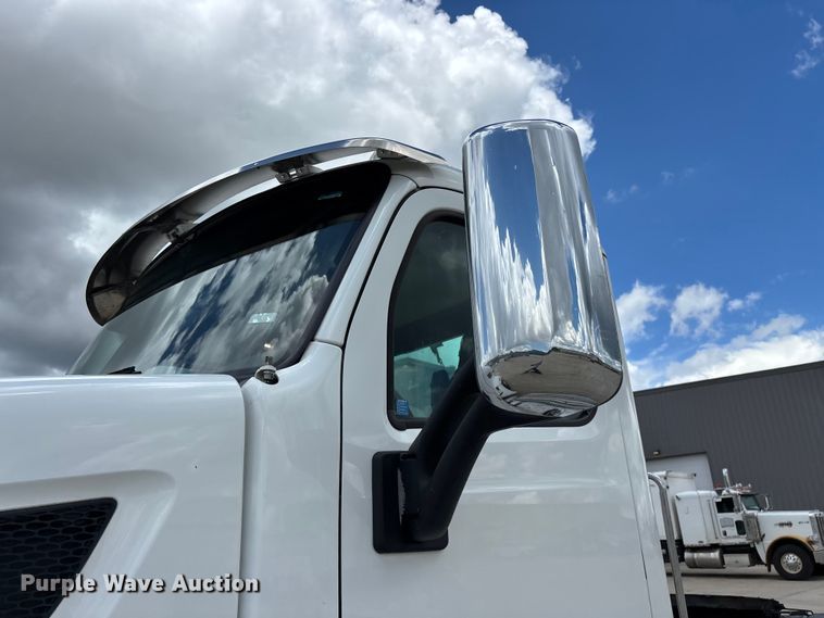 image for item FG0423 2016 Peterbilt 567 semi truck