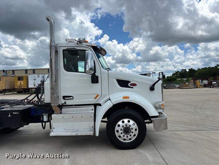 image for item FG0423 2016 Peterbilt 567 semi truck