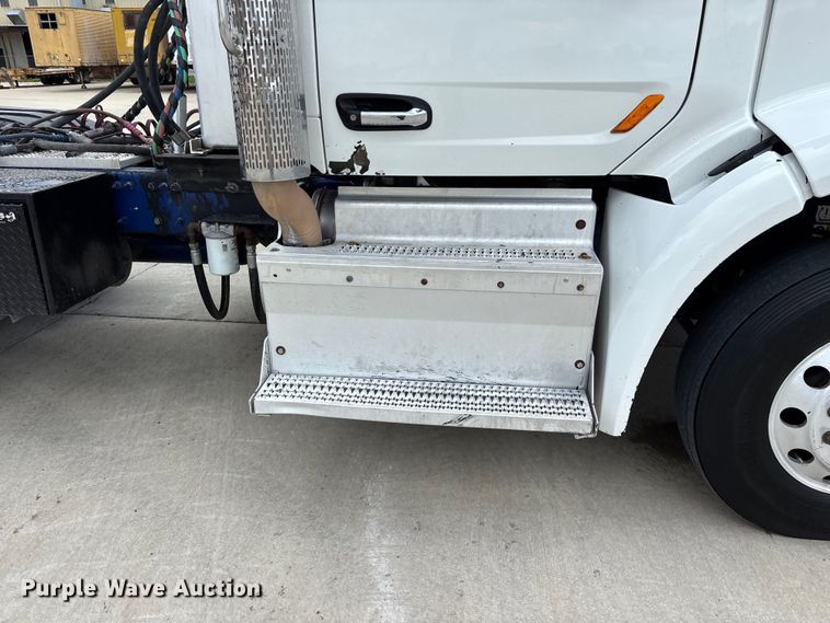 image for item FG0423 2016 Peterbilt 567 semi truck