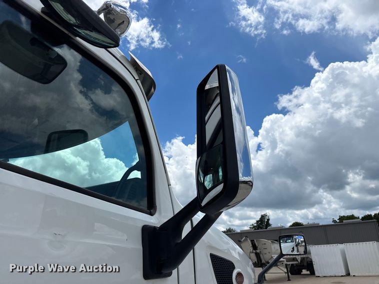 image for item FG0423 2016 Peterbilt 567 semi truck