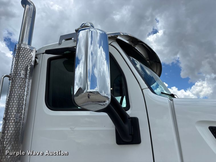 image for item FG0423 2016 Peterbilt 567 semi truck