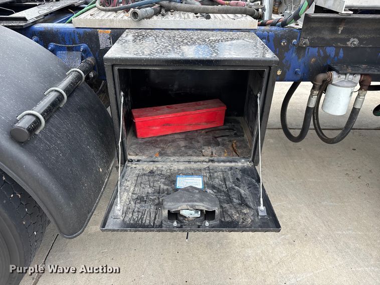 image for item FG0423 2016 Peterbilt 567 semi truck