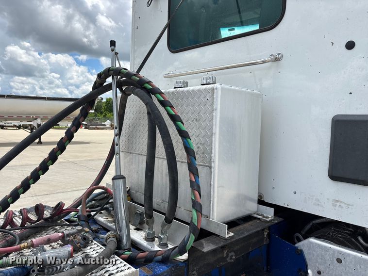 image for item FG0423 2016 Peterbilt 567 semi truck
