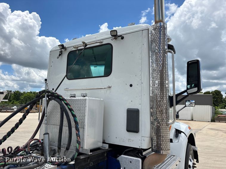 image for item FG0423 2016 Peterbilt 567 semi truck