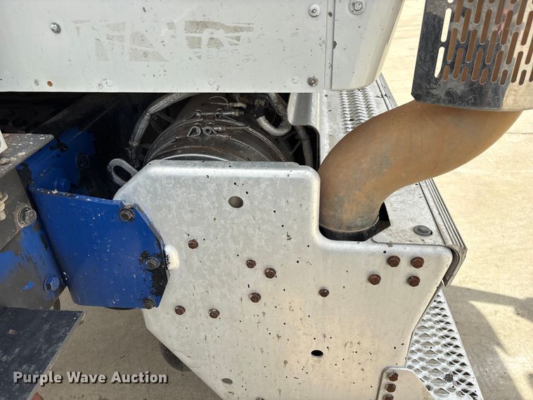 image for item FG0423 2016 Peterbilt 567 semi truck