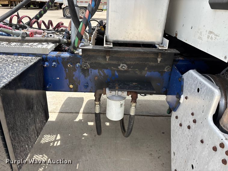 image for item FG0423 2016 Peterbilt 567 semi truck